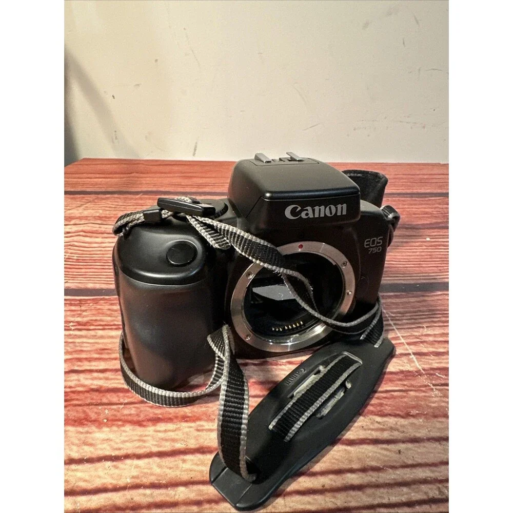Canon EOS 750 Camera + Case - WORKING